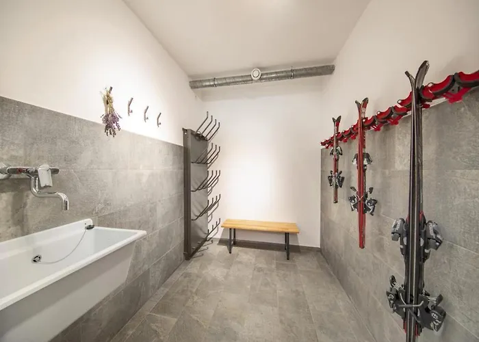 Near Slopes, Sleeps 6 *